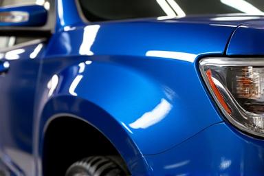 광택 작업 후 반짝이는 파란색 SUV